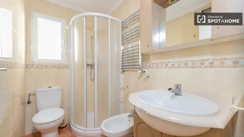 Baño de Piso de alquiler en Valencia con Aire acondicionado, Calefacción y Amueblado