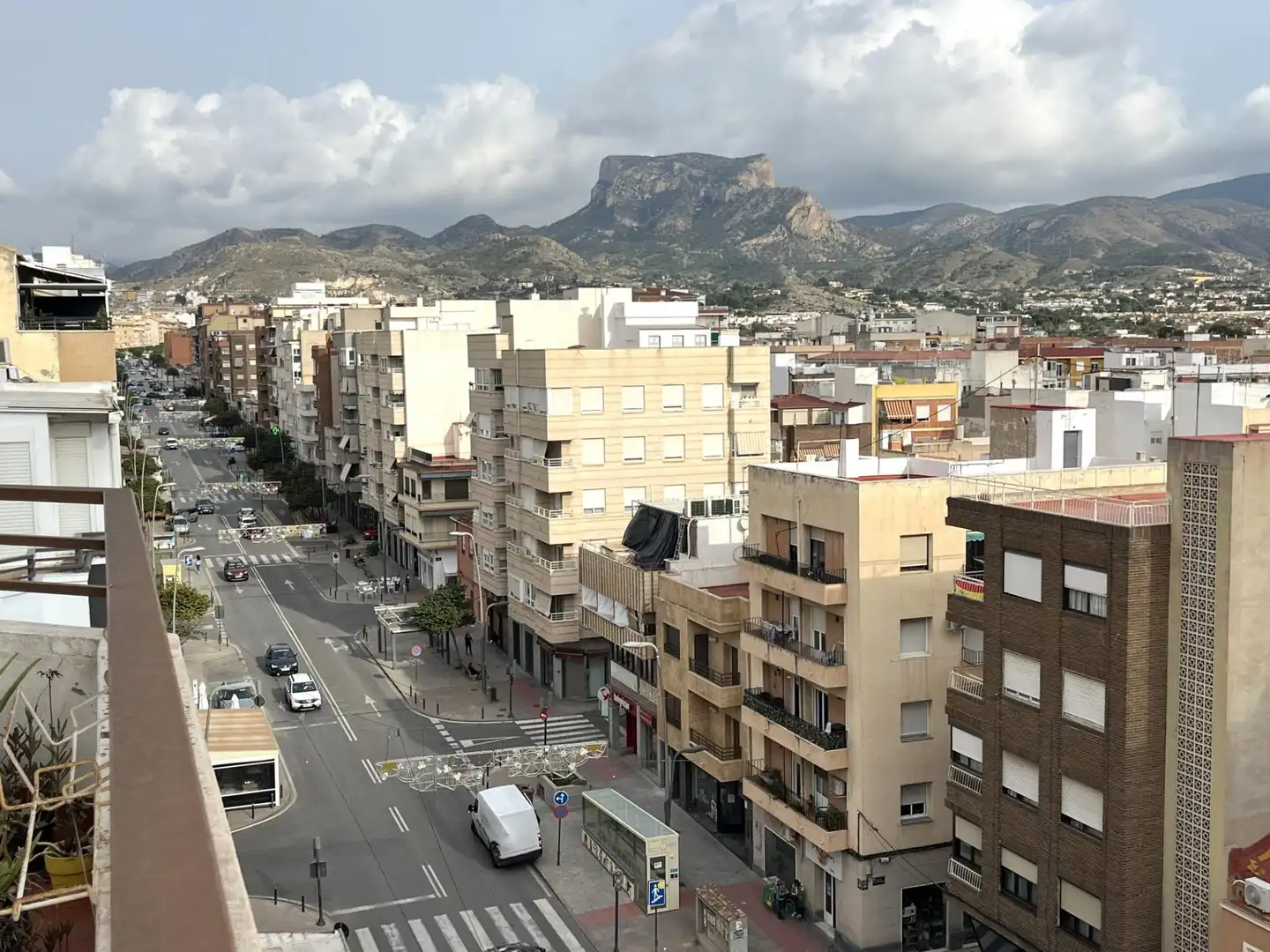 Vista exterior de Àtic en venda en Elda amb Terrassa i Balcó