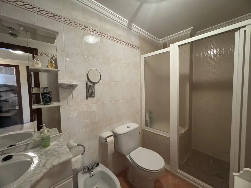 Badezimmer von Haus oder Chalet zum Verkauf in Algeciras mit Ofen und Waschmaschine