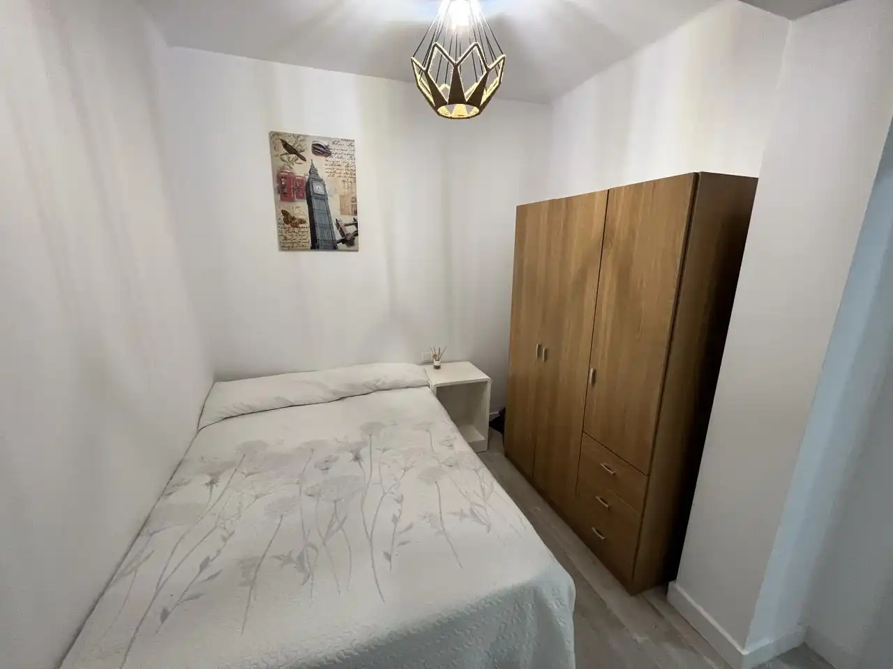 Dormitori de Pis de lloguer en Plasencia amb Aire condicionat, Terrassa i Moblat