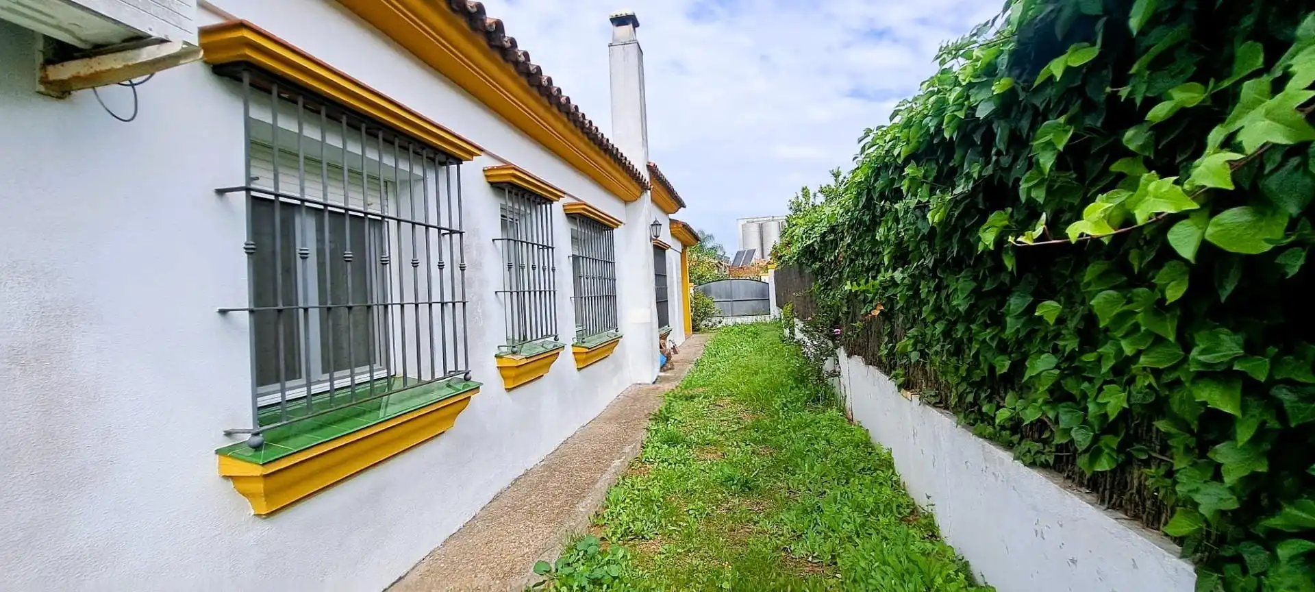 Vista exterior de Casa o xalet en venda en Jerez de la Frontera amb Aire condicionat, Jardí privat i Piscina