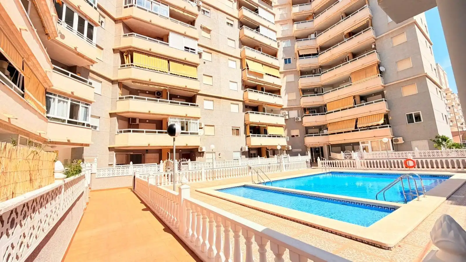 Piscina de Pis en venda en Torrevieja amb Calefacció, Terrassa i Moblat