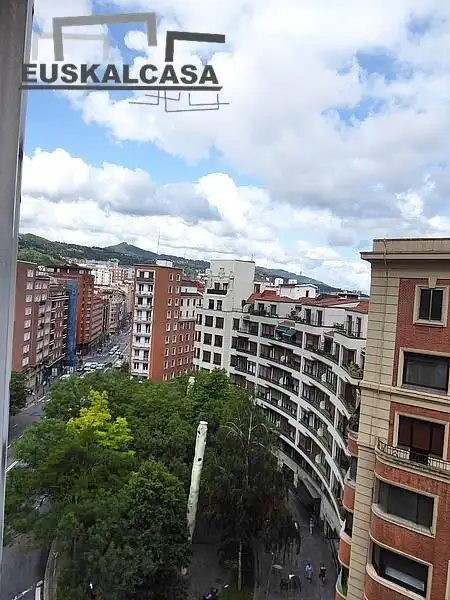 Vista exterior de Oficina en venda en Bilbao  amb Moblat