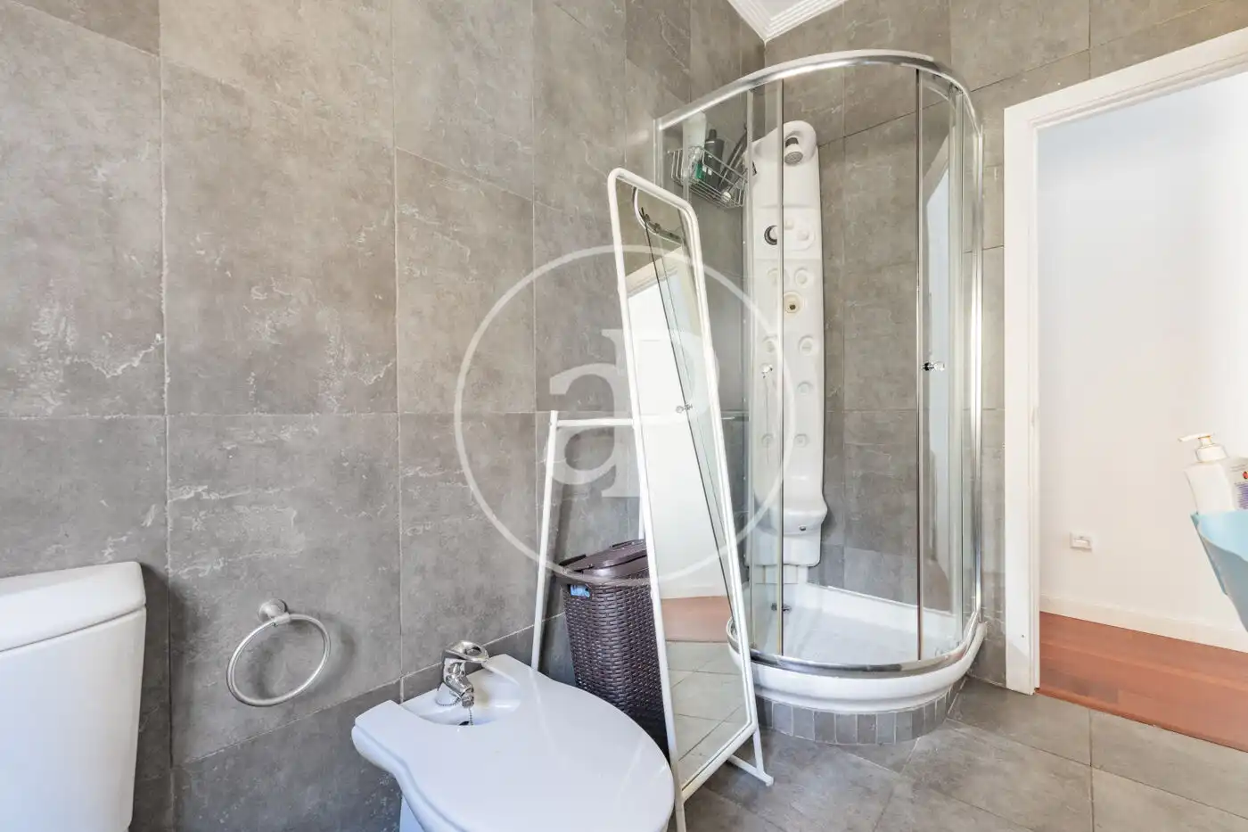 Badezimmer von Wohnung zur Miete in Madrid mit Klimaanlage, Heizung und Terrasse