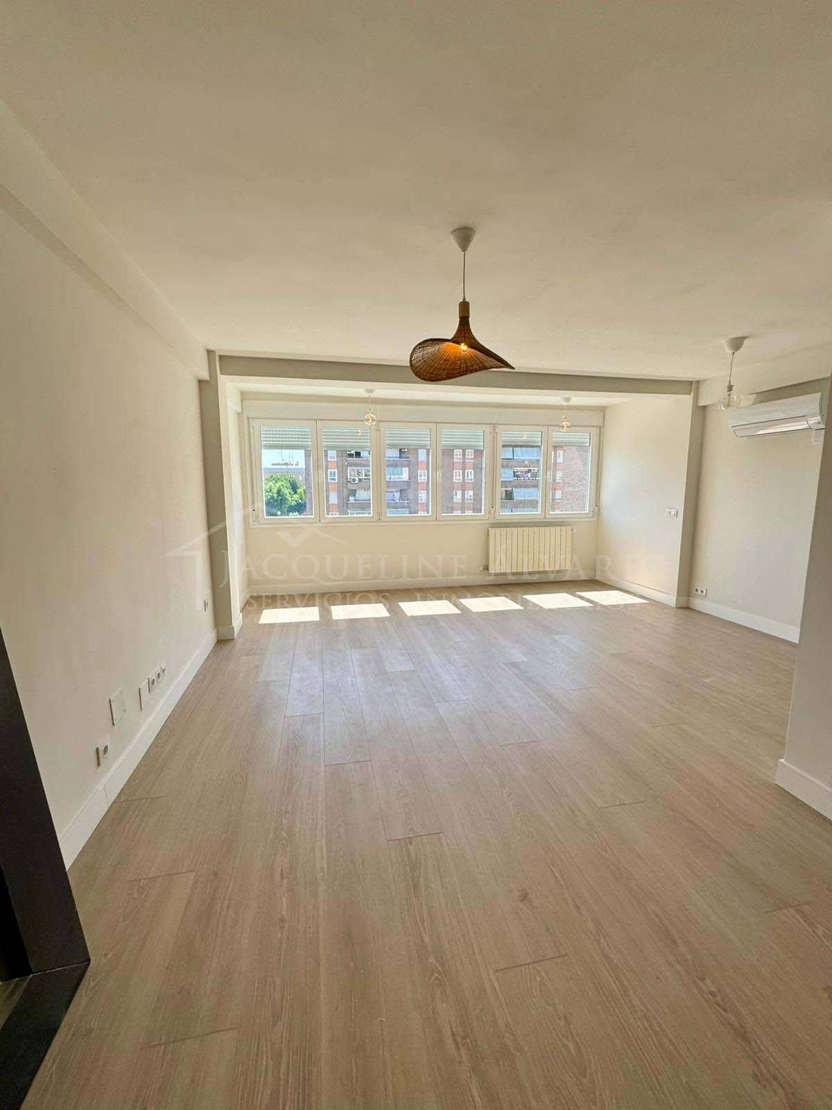 Living room of Flat for sale in Parla  with Air Conditioner and Heating