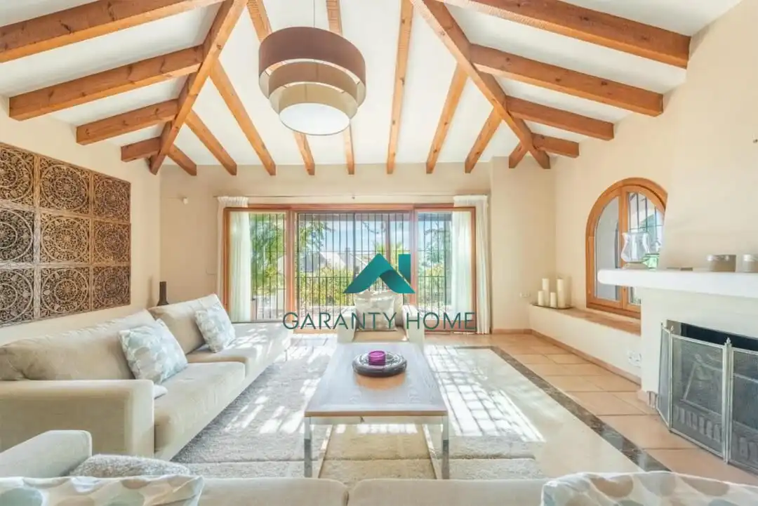 Sala d'estar de Casa o xalet en venda en Marbella amb Aire condicionat, Calefacció i Jardí privat
