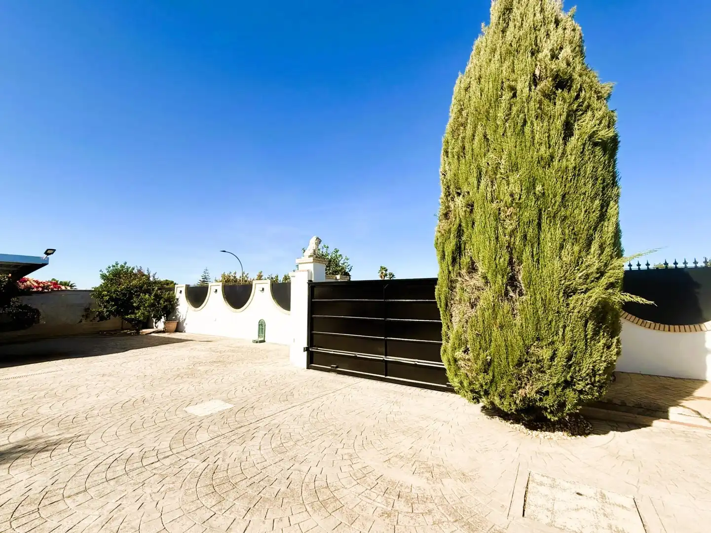 Vista exterior de Casa o xalet en venda en La Rinconada amb Aire condicionat, Jardí privat i Piscina