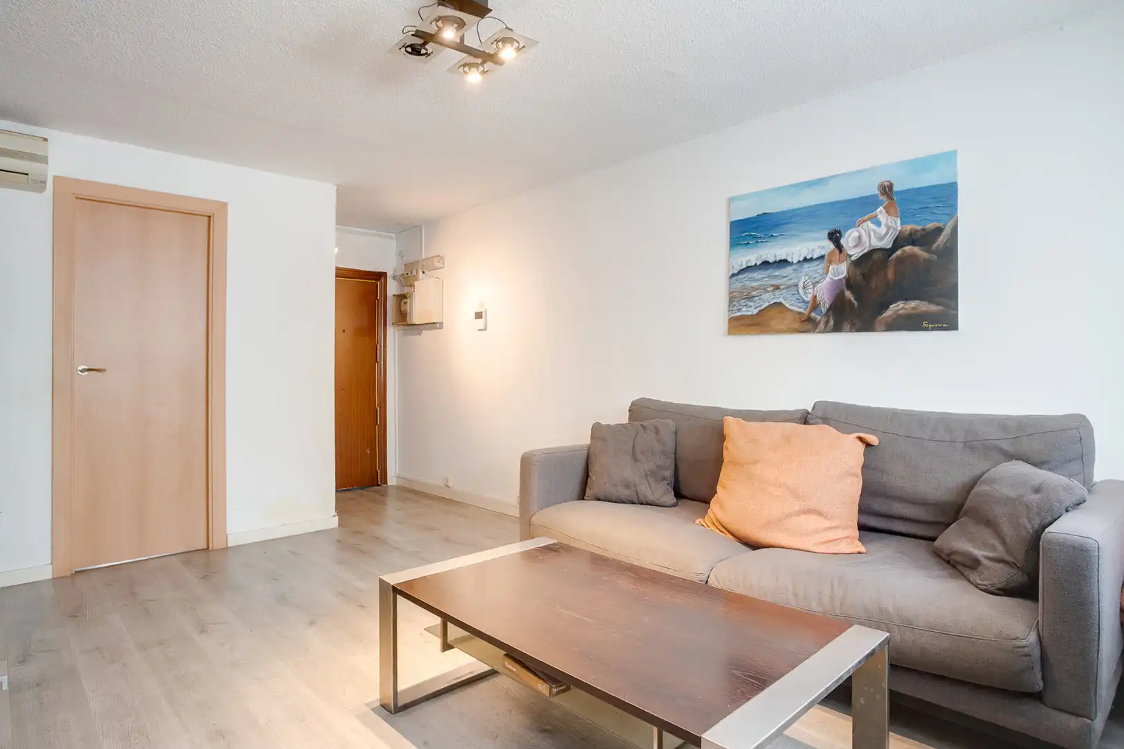 Sala de estar de Planta baja en venta en L'Hospitalet de Llobregat con Horno