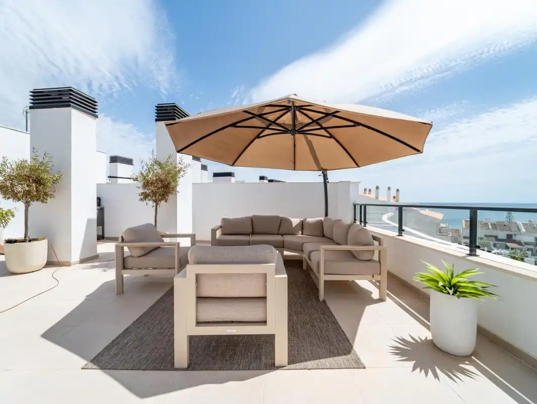 Terrasse von Wohnung zum Verkauf in Manilva mit Klimaanlage, Heizung und Privatgarten