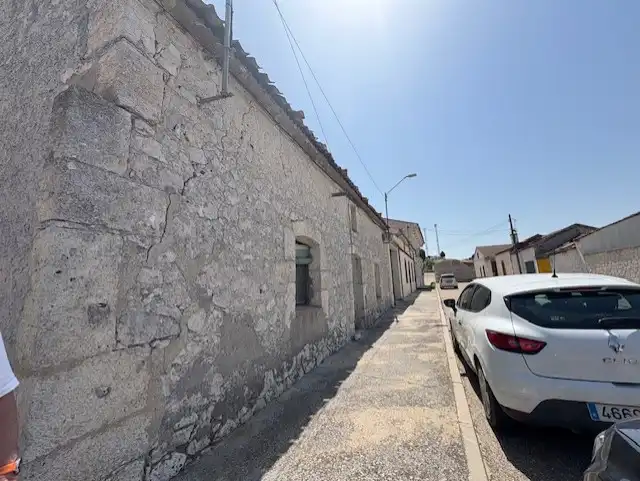 Vista exterior de Casa adosada en venda en San Miguel del Arroyo amb Jardí privat