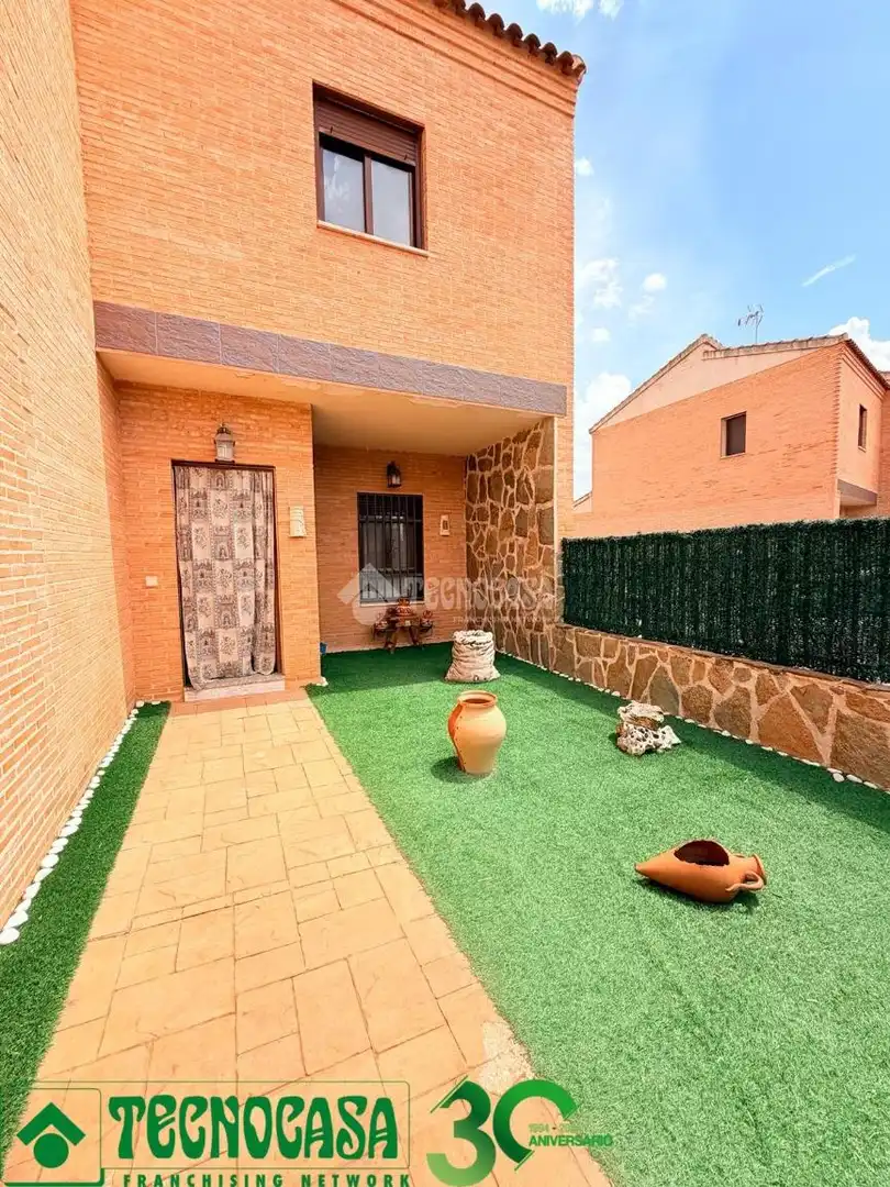 Vista exterior de Casa adosada en venta en Burujón con Aire acondicionado, Calefacción y Terraza