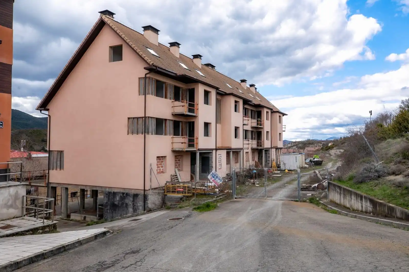Vista exterior de Edificio en venta en Sabiñánigo