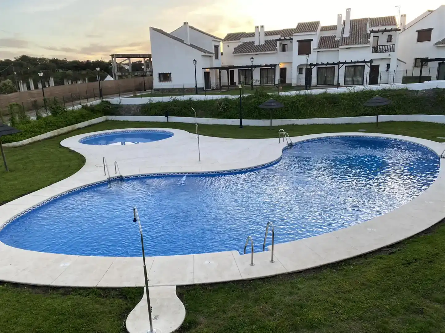 Schwimmbecken von Wohnung zur Miete in El Ronquillo mit Klimaanlage, Parkett und Möbliert