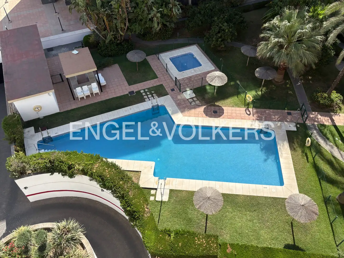 Swimming pool of Attic for rent in Sevilla  with Air Conditioner, Heating and Private garden