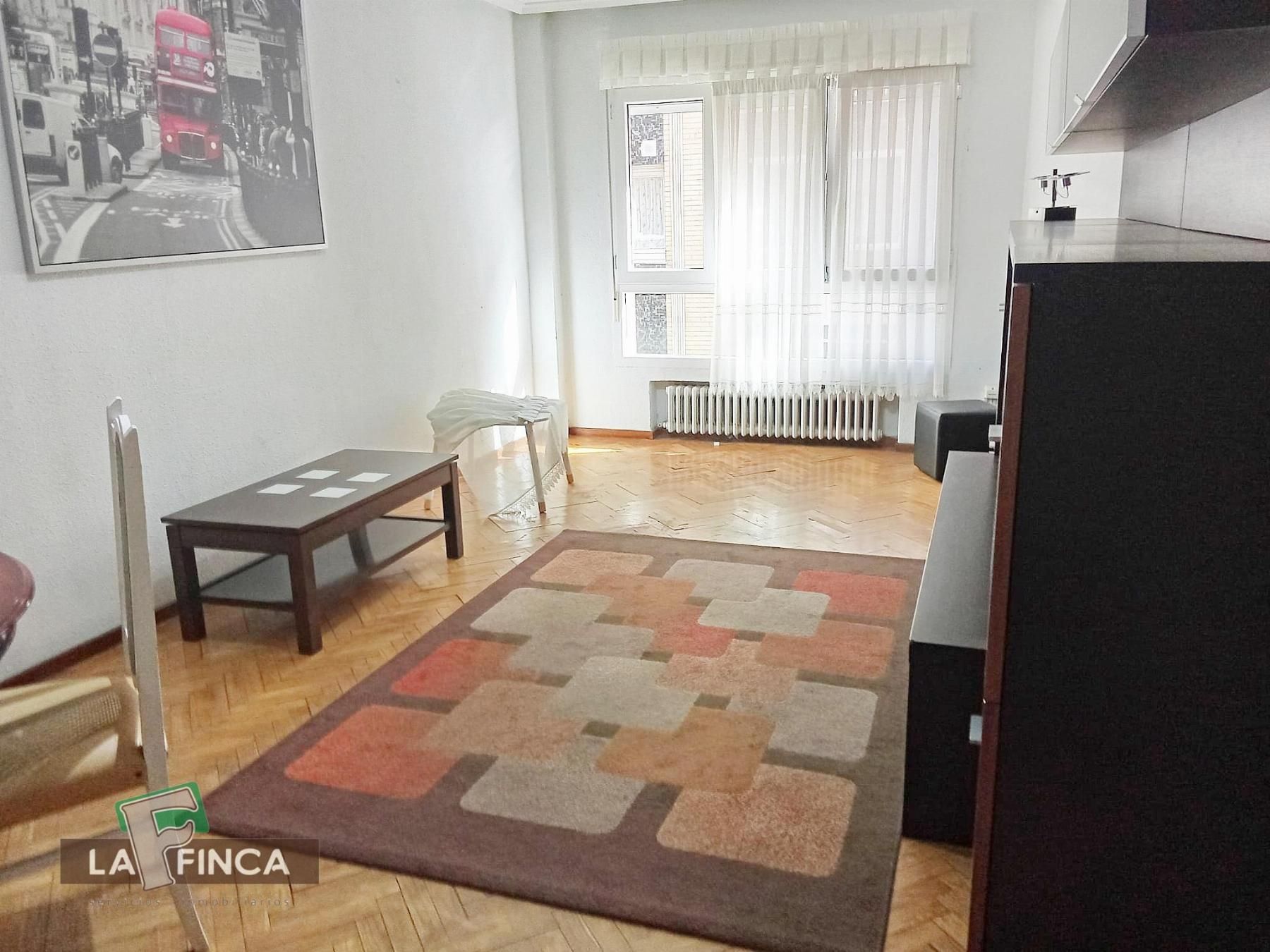 Sala de estar de Piso en venta en Gijón  con Calefacción, Parquet y Amueblado
