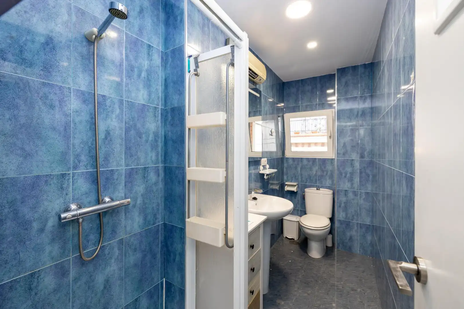 Baño de Piso en venta en Granada con Parquet, Lavadora y Balcón