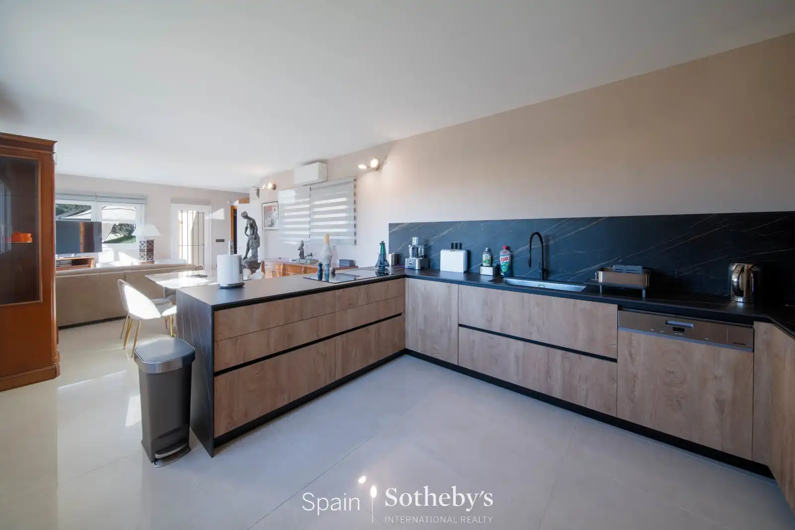House with pool for sale in Carrer Anglaterra, imagen 9