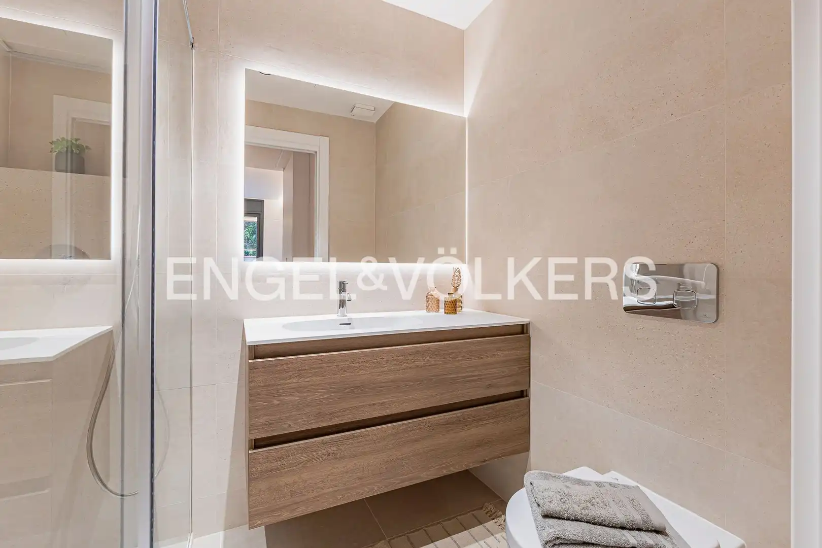 Badezimmer von Wohnung zum Verkauf in Barcelona mit Klimaanlage, Heizung und Privatgarten