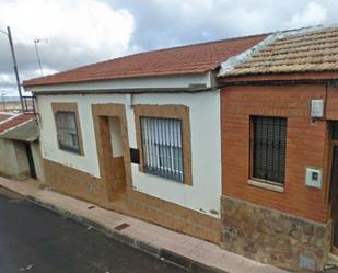 Vista exterior de Casa adosada en venda en Porzuna amb Calefacció i Terrassa