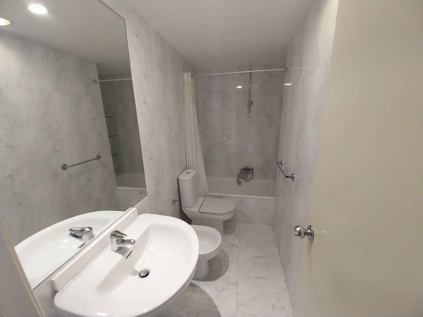 Bathroom of Apartments for rent in Madrid  with Air Conditioner, Heating and Storage room