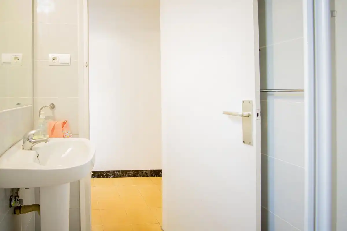 Baño de Apartamento para compartir en L'Hospitalet de Llobregat con Amueblado, Horno y Lavadora