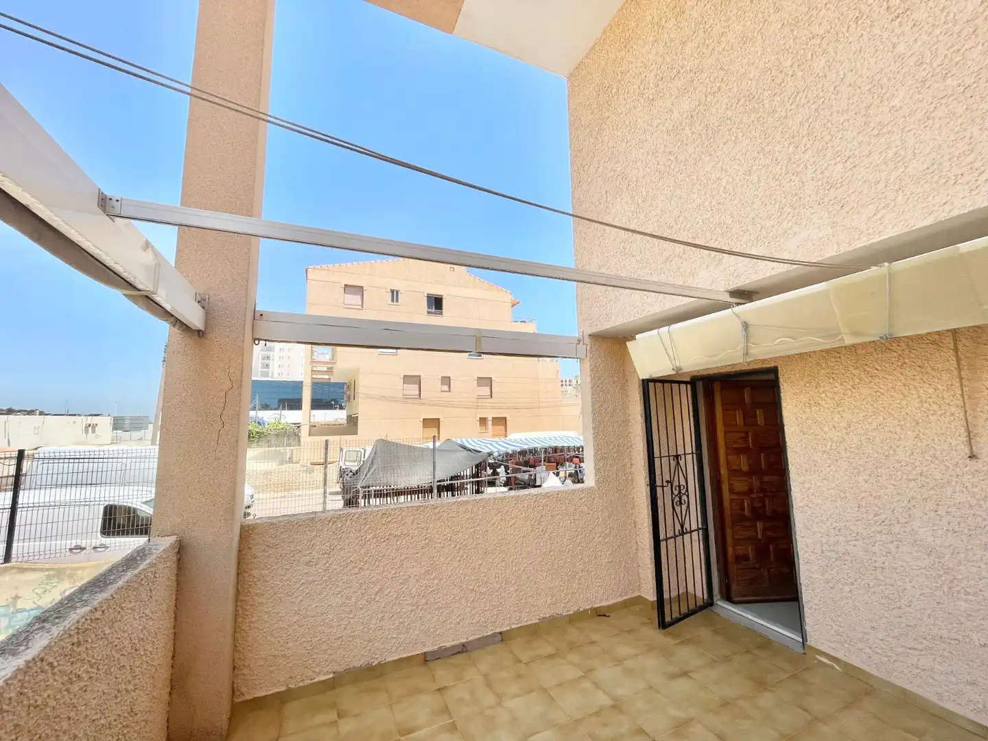 Außenansicht von Erdgeschoss zur Miete in Torrevieja mit Klimaanlage, Heizung und Terrasse