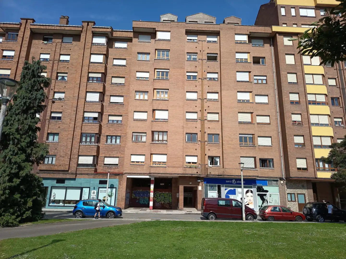 Außenansicht von Wohnung zur Miete in Gijón  mit Heizung, Abstellraum und Möbliert