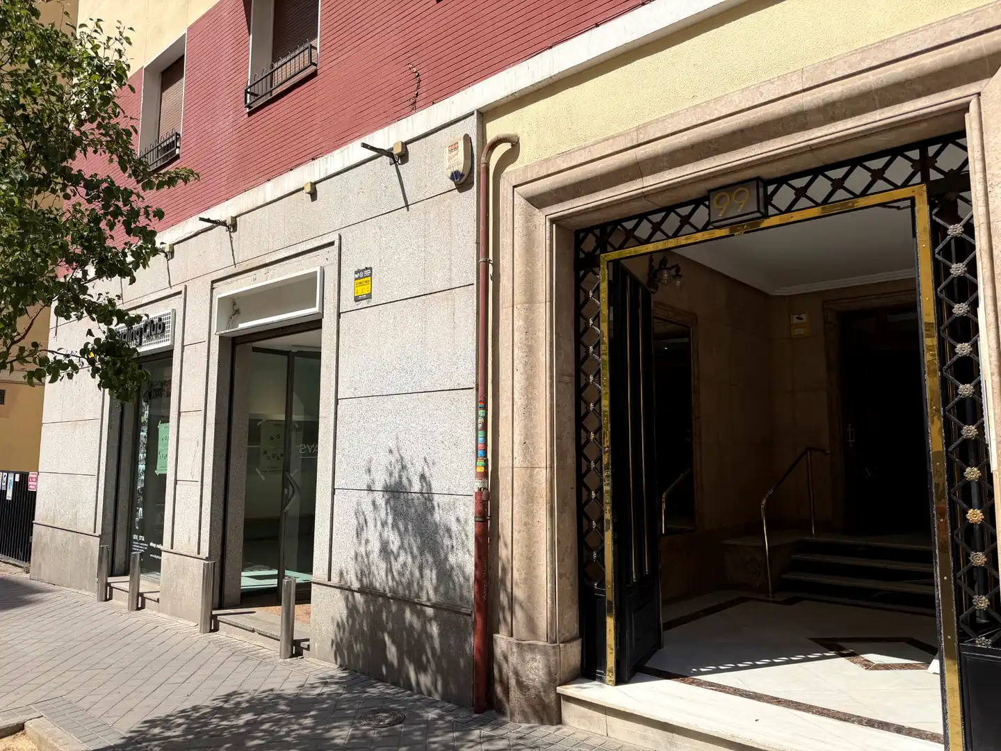 Vista exterior de Local en venda en Madrid amb Calefacció