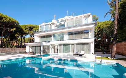 Vista exterior de Casa o xalet en venda en Castelldefels amb Aire condicionat i Piscina