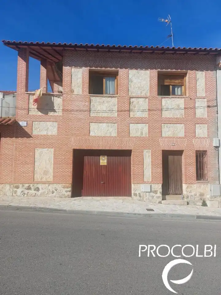 Vista exterior de Casa adosada en venda en Uceda amb Calefacció, Jardí privat i Terrassa