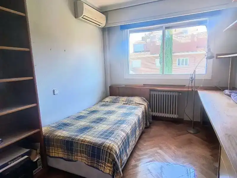 Schlafzimmer von Wohnung zur Miete in Pozuelo de Alarcón mit Klimaanlage, Privatgarten und Parkett