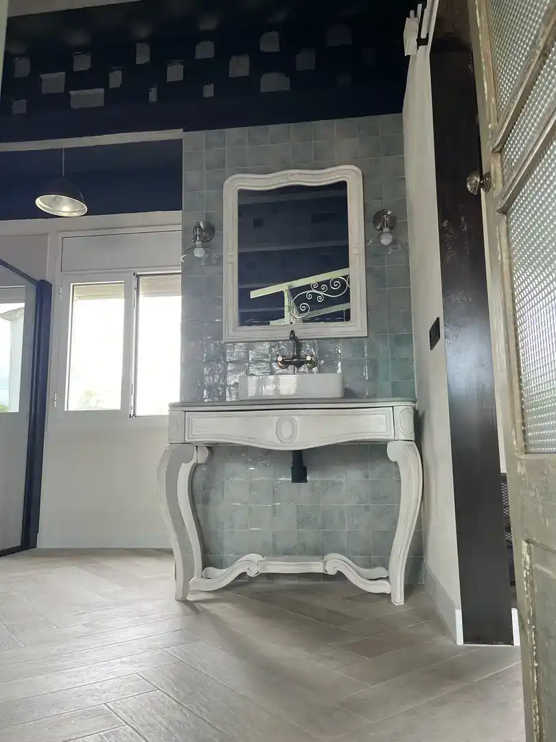 Bany de Dúplex de lloguer en Girona Capital amb Aire condicionat
