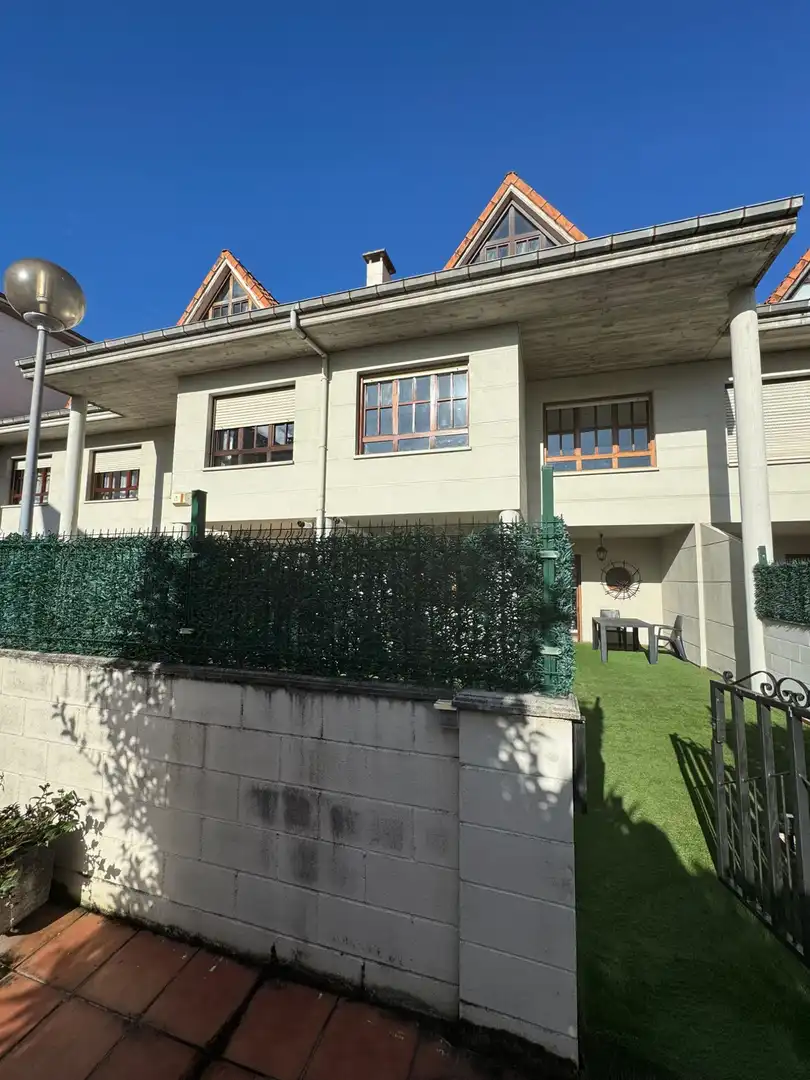 Vista exterior de Casa adosada en venda en Polanco amb Calefacció, Jardí privat i Parquet