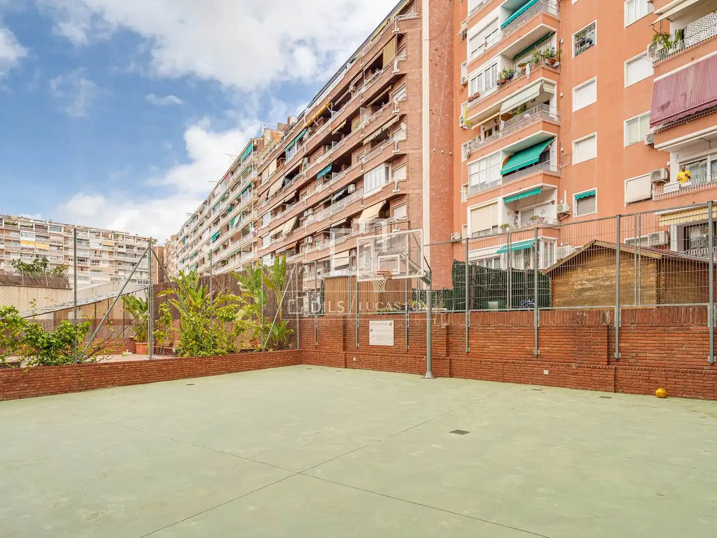 Vista exterior de Pis en venda en Barcelona amb Aire condicionat, Terrassa i Piscina