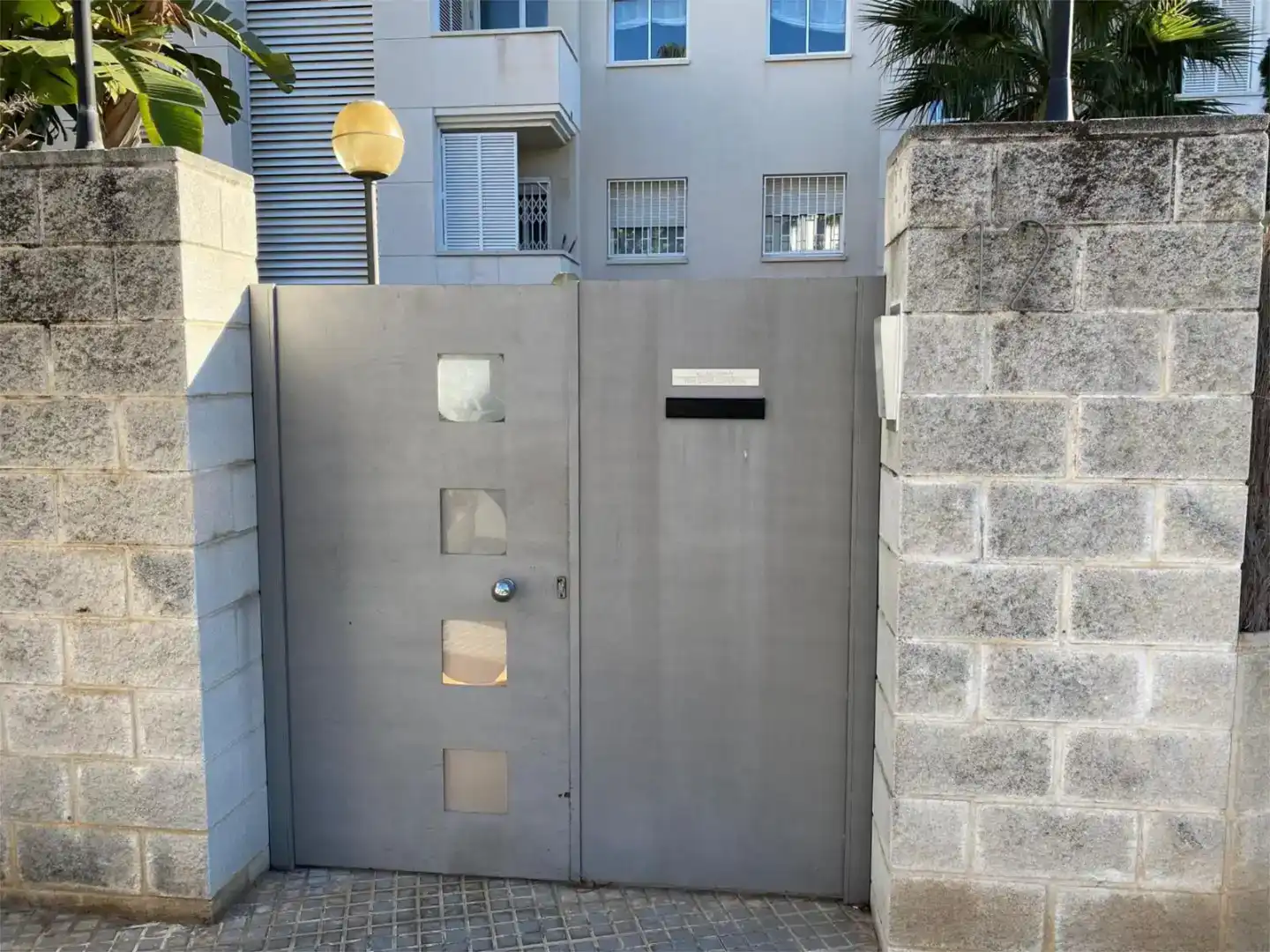 Außenansicht von Wohnung zur Miete in Sitges mit Klimaanlage, Schwimmbad und Balkon