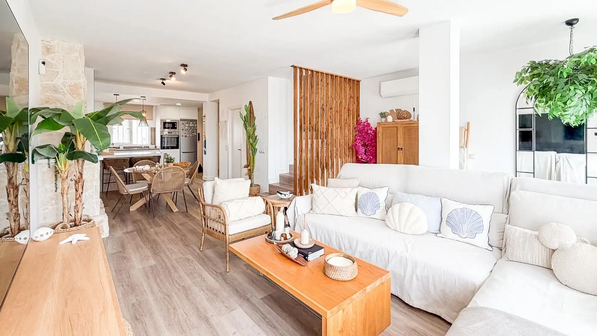 Sala d'estar de Casa adosada en venda en Benalmádena amb Aire condicionat, Calefacció i Jardí privat