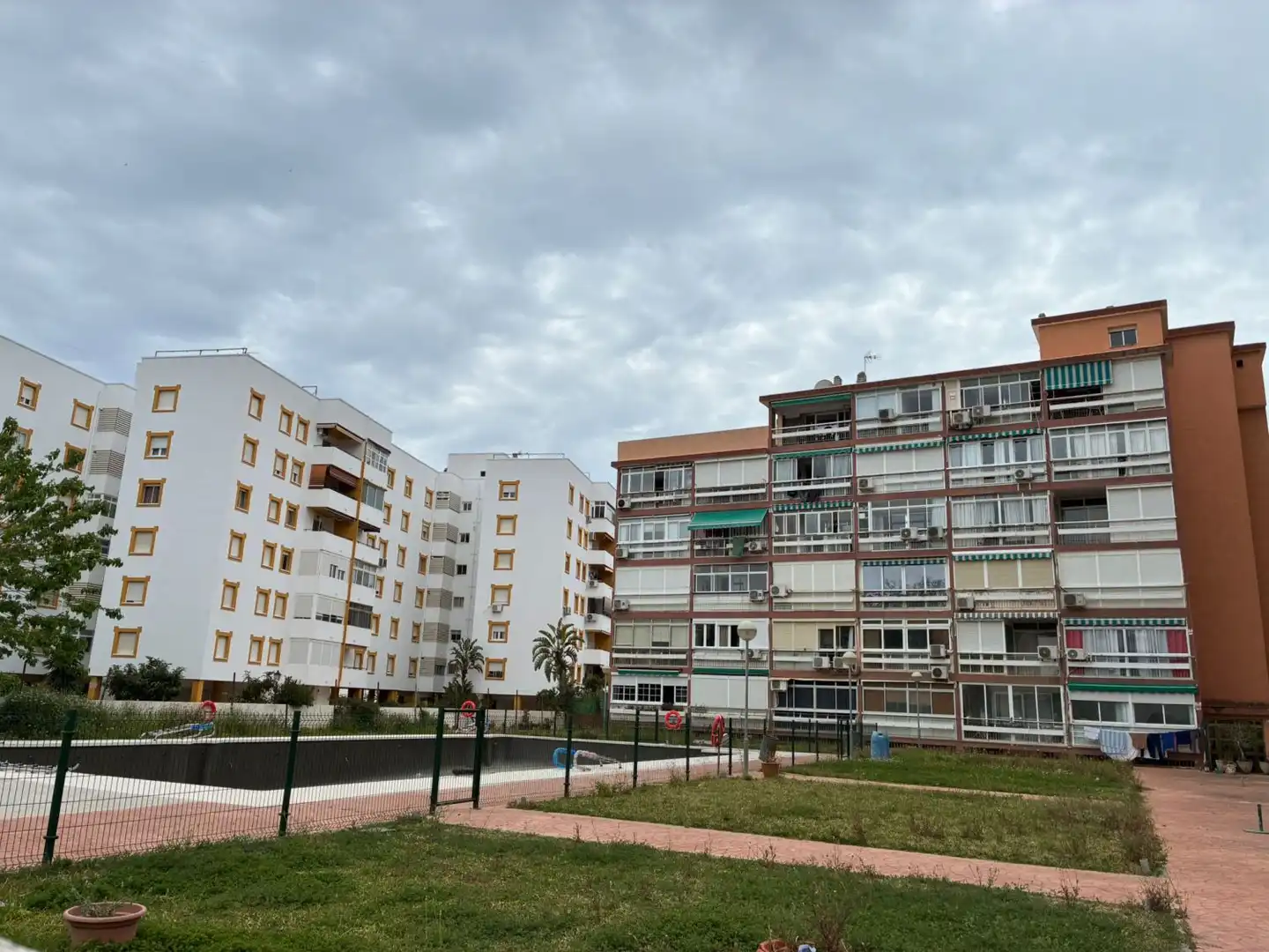 Vista exterior de Estudio en venta en Torremolinos con Aire acondicionado, Calefacción y Piscina comunitaria