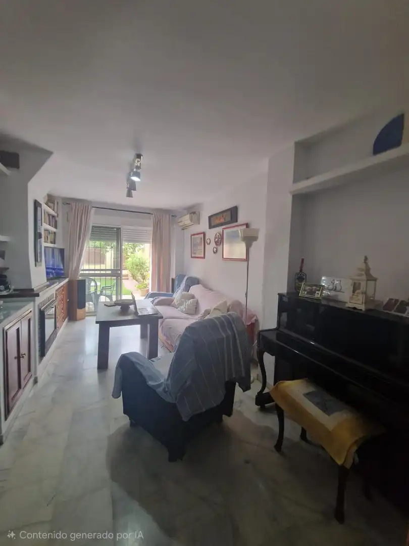 Sala d'estar de Casa adosada en venda en Puerto Real amb Aire condicionat, Jardí privat i Traster