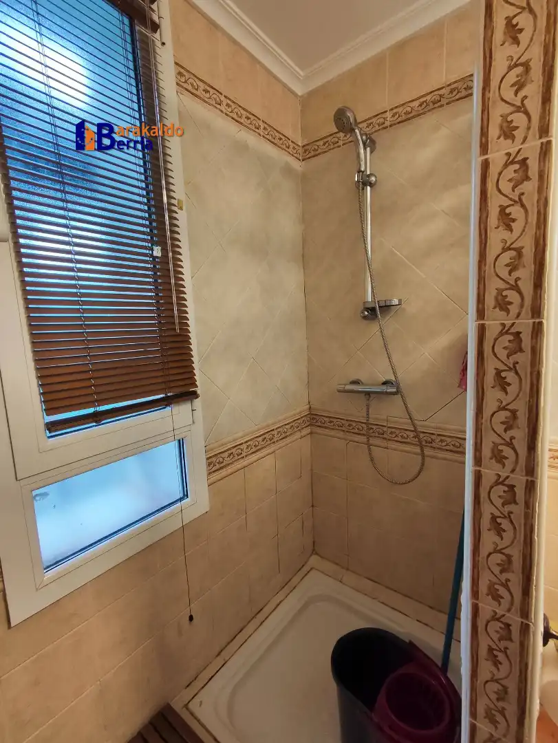 Baño de Piso en venta en Sestao  con Amueblado, Horno y Lavadora