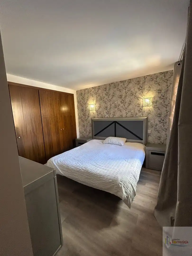 Dormitori de Apartament de lloguer en Torrevieja amb Aire condicionat, Calefacció i Terrassa