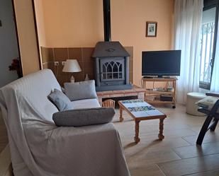 Sala d'estar de Casa adosada en venda en Cunit amb Aire condicionat, Jardí privat i Terrassa