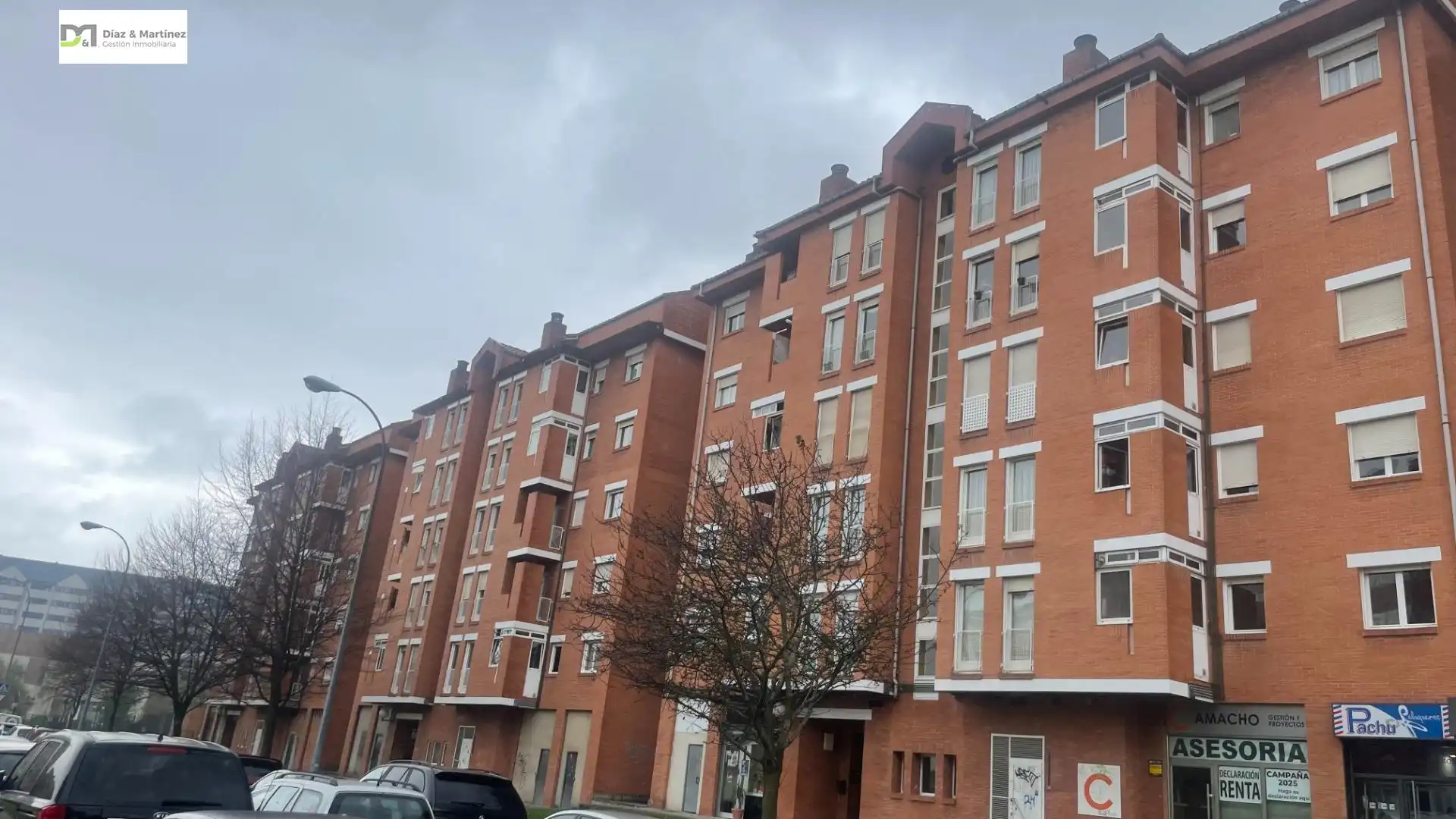 Vista exterior de Piso en venta en Oviedo  con Calefacción, Parquet y Trastero