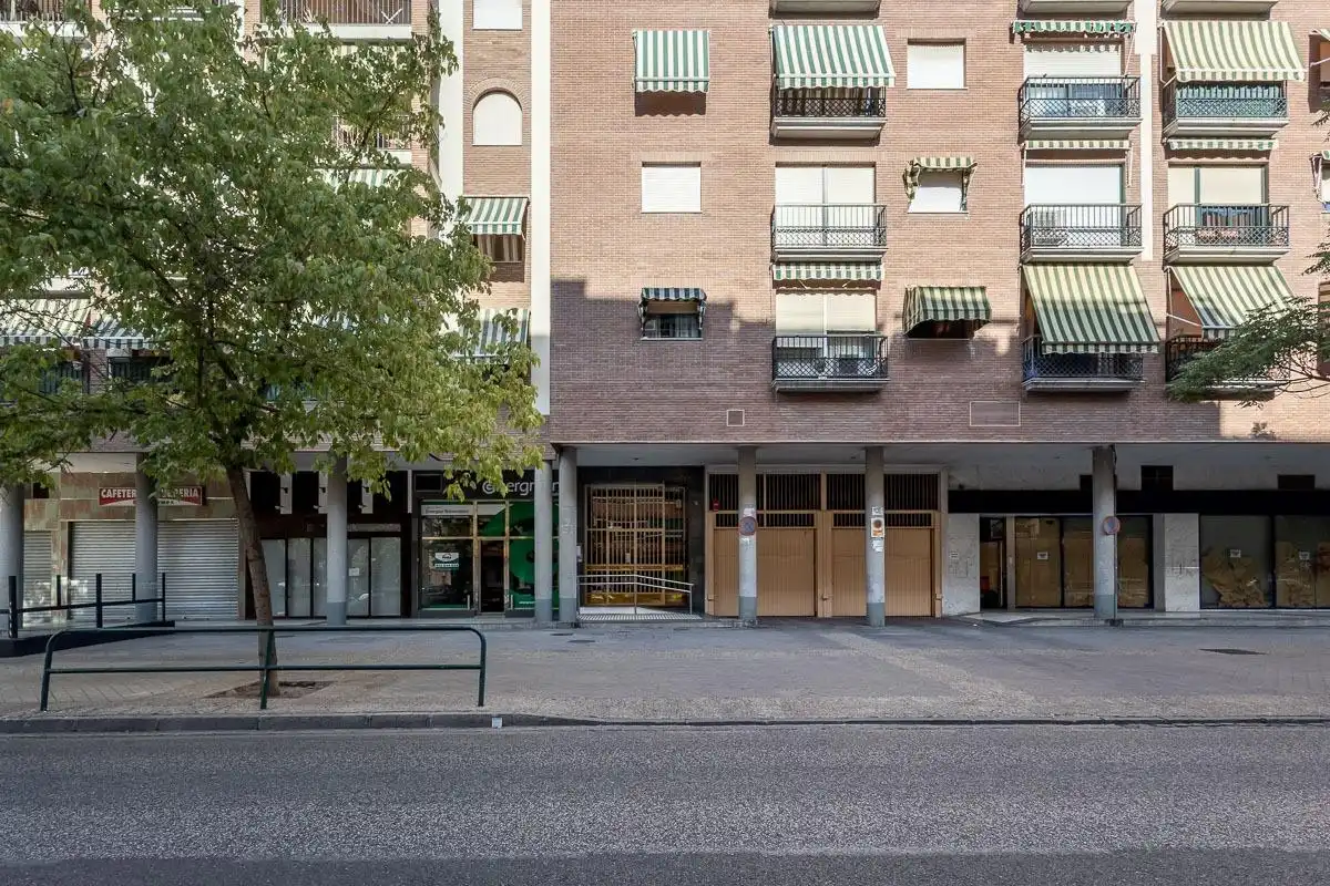 Außenansicht von Wohnung zum Verkauf in Granada mit Klimaanlage und Terrasse