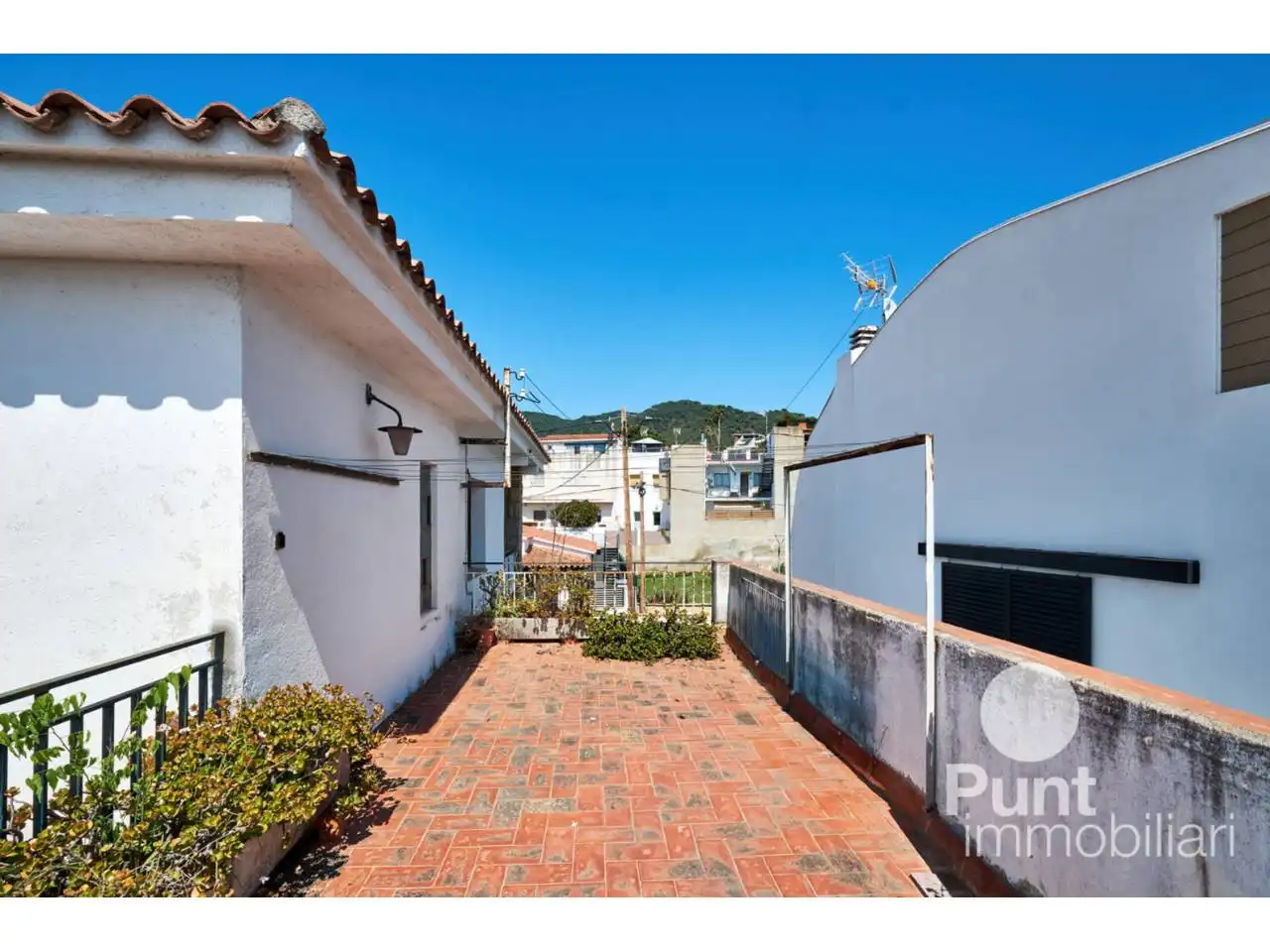 Vista exterior de Casa o xalet en venda en Premià de Dalt amb Piscina