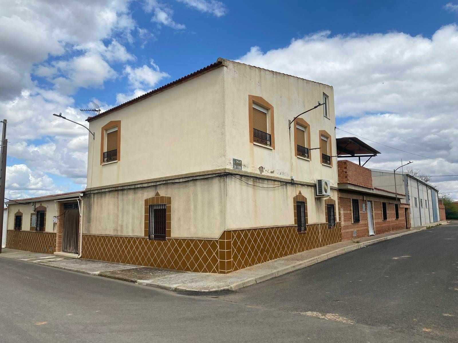 Vista exterior de Casa o xalet en venda en Calzada de Calatrava amb Calefacció