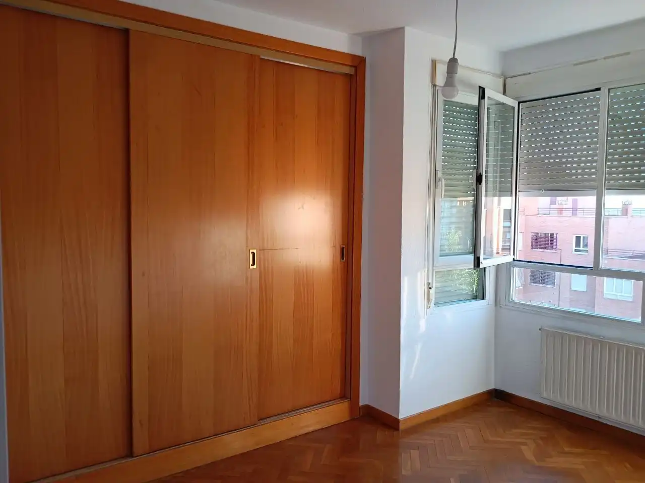Schlafzimmer von Dachboden zur Miete in Madrid mit Klimaanlage, Heizung und Parkett