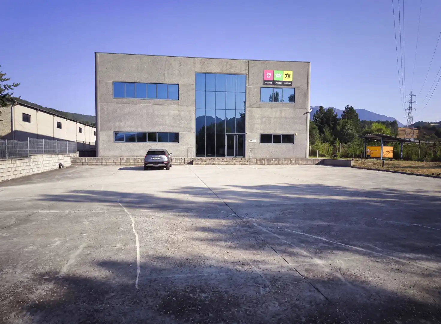 Vista exterior de Nau industrial en venda en Castiello de Jaca, Huesca