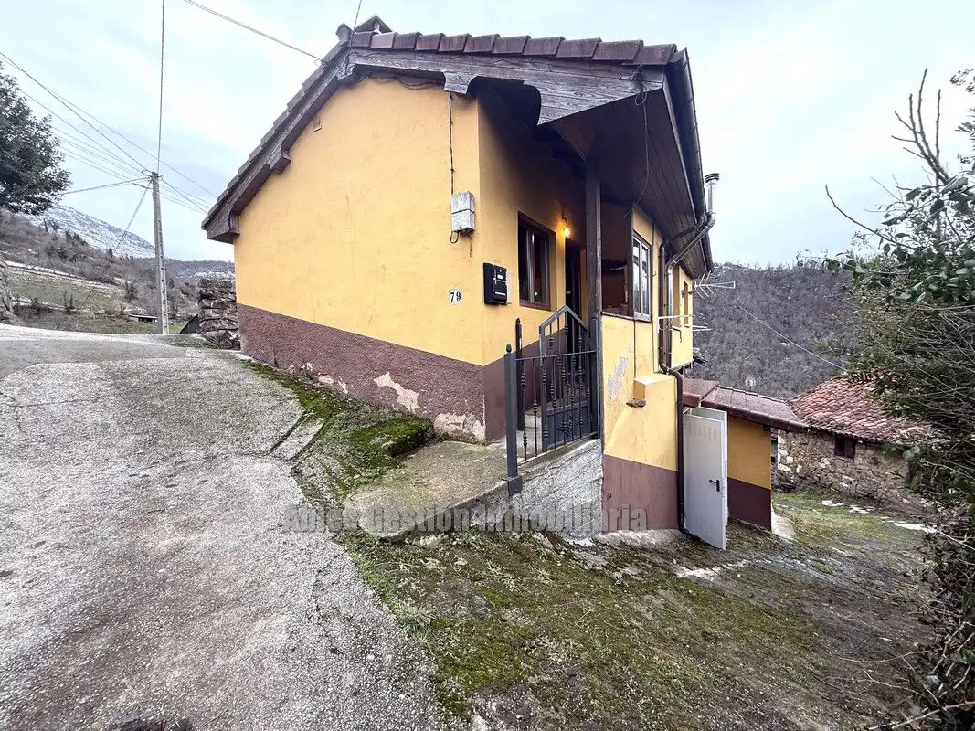 Außenansicht von Haus oder Chalet zum Verkauf in Quirós mit Heizung und Abstellraum
