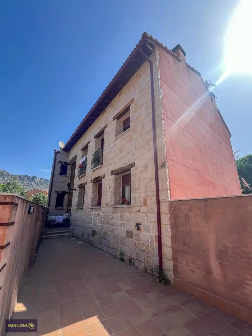 Vista exterior de Dúplex en venda en La Cabrera amb Calefacció
