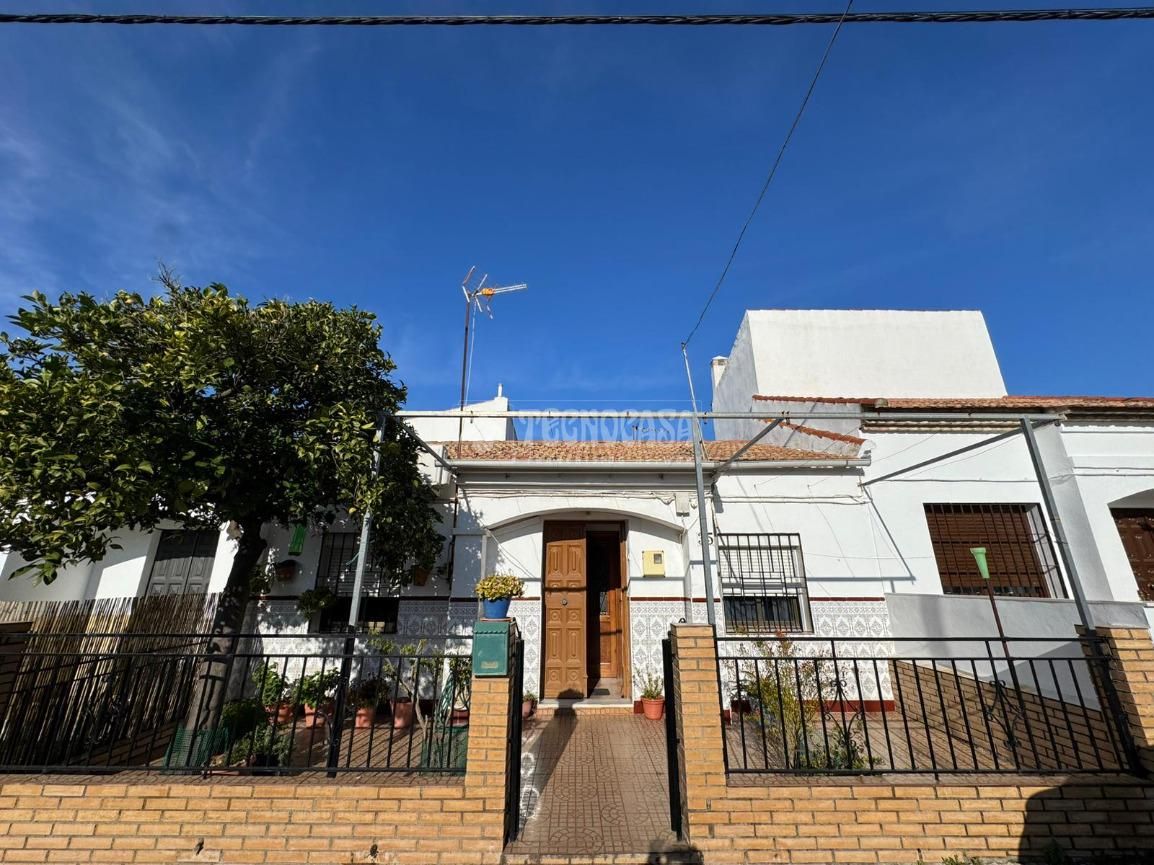 Vista exterior de Casa adosada en venda en Écija amb Aire condicionat